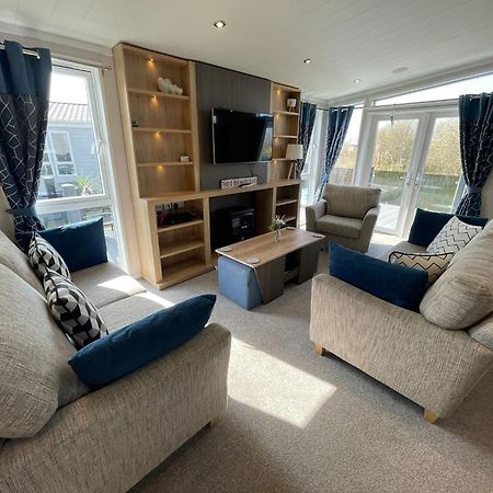 Indulgence Lakeside Lodge I3 With Hot Tub, Private Fishing Peg Situated At Tattershall Lakes Country Park Екстериор снимка