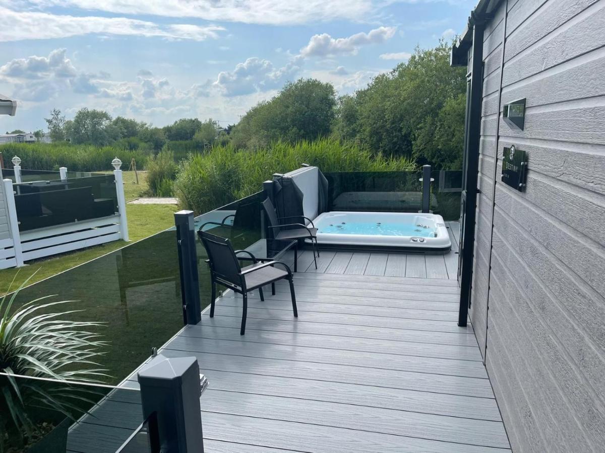 Indulgence Lakeside Lodge I3 With Hot Tub, Private Fishing Peg Situated At Tattershall Lakes Country Park Екстериор снимка