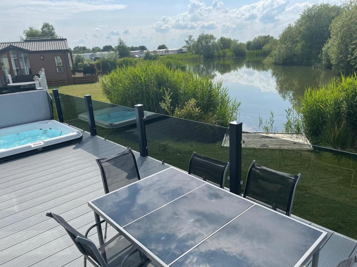 Indulgence Lakeside Lodge I3 With Hot Tub, Private Fishing Peg Situated At Tattershall Lakes Country Park Екстериор снимка