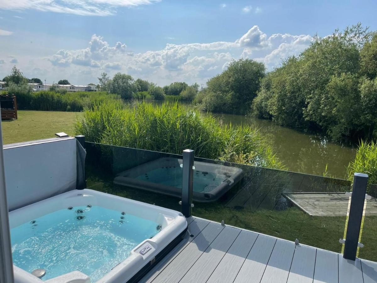 Indulgence Lakeside Lodge I3 With Hot Tub, Private Fishing Peg Situated At Tattershall Lakes Country Park Екстериор снимка