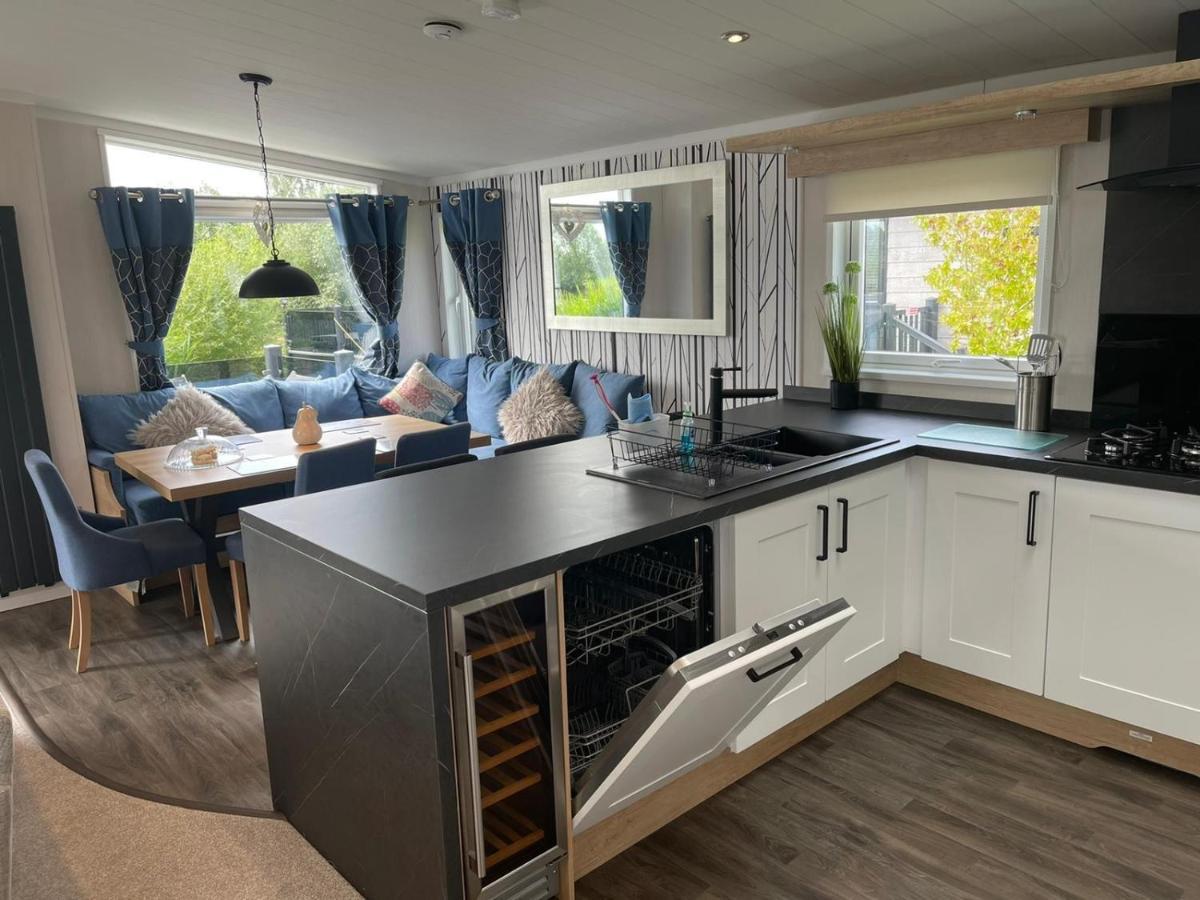 Indulgence Lakeside Lodge I3 With Hot Tub, Private Fishing Peg Situated At Tattershall Lakes Country Park Екстериор снимка