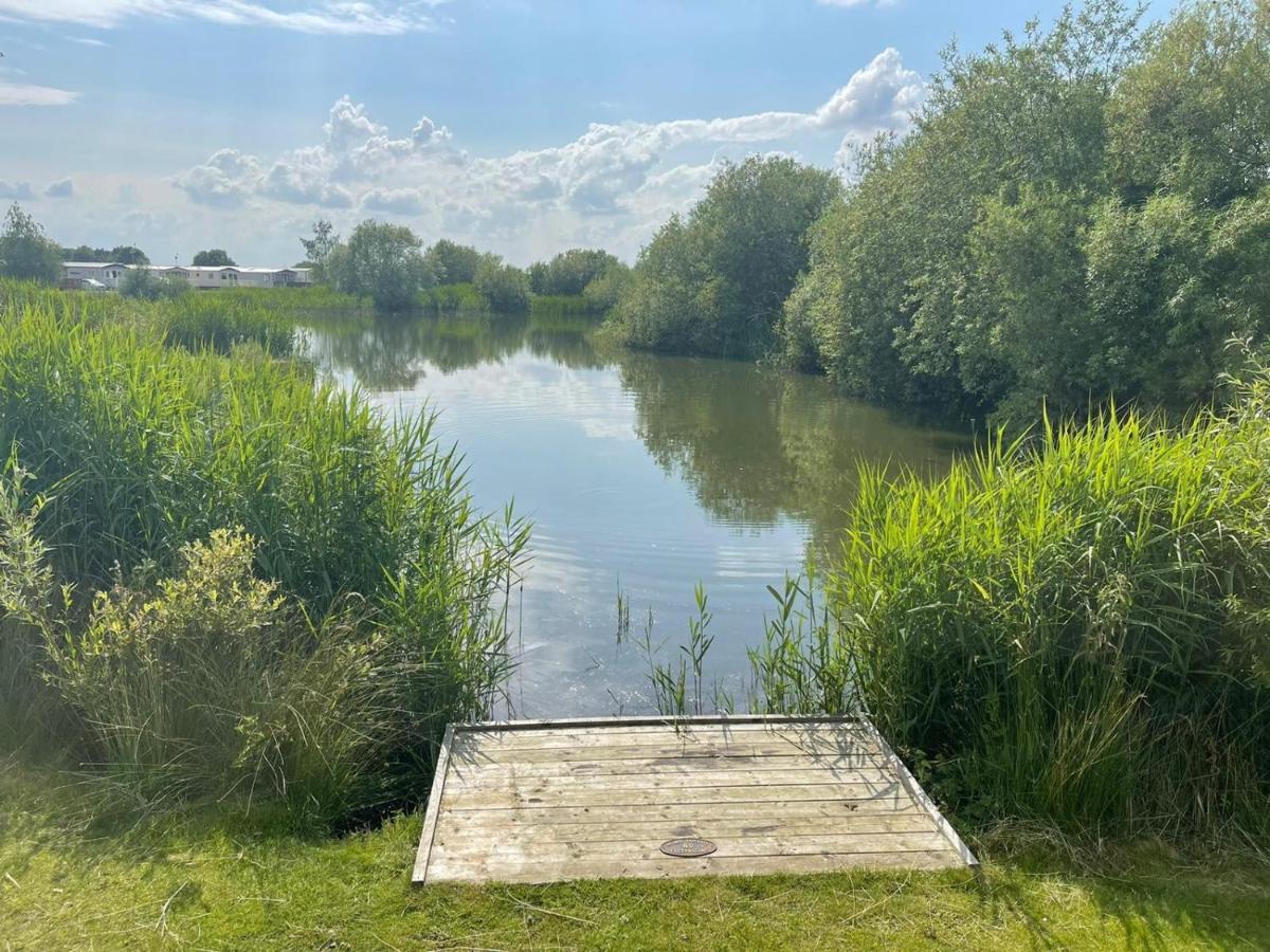 Indulgence Lakeside Lodge I3 With Hot Tub, Private Fishing Peg Situated At Tattershall Lakes Country Park Екстериор снимка