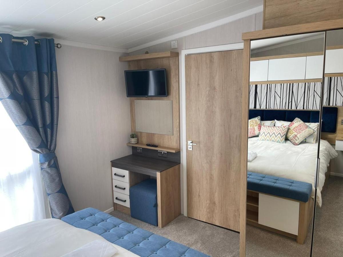 Indulgence Lakeside Lodge I3 With Hot Tub, Private Fishing Peg Situated At Tattershall Lakes Country Park Екстериор снимка