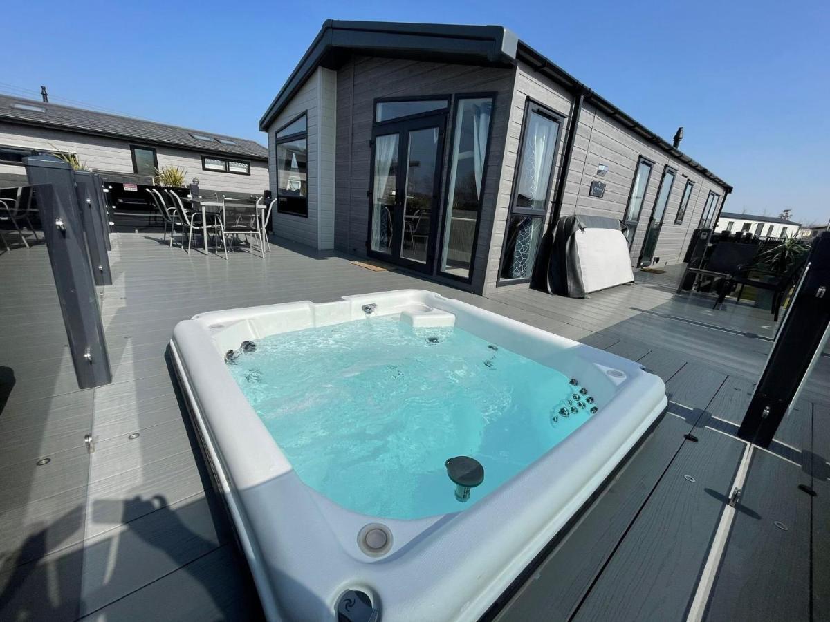 Indulgence Lakeside Lodge I3 With Hot Tub, Private Fishing Peg Situated At Tattershall Lakes Country Park Екстериор снимка
