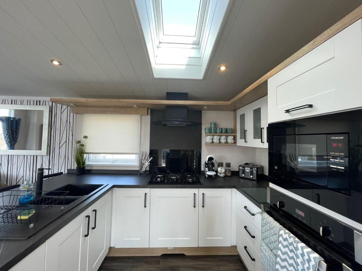 Indulgence Lakeside Lodge I3 With Hot Tub, Private Fishing Peg Situated At Tattershall Lakes Country Park Екстериор снимка