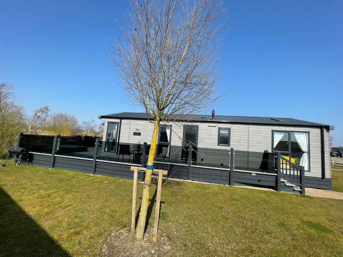 Indulgence Lakeside Lodge I3 With Hot Tub, Private Fishing Peg Situated At Tattershall Lakes Country Park Екстериор снимка