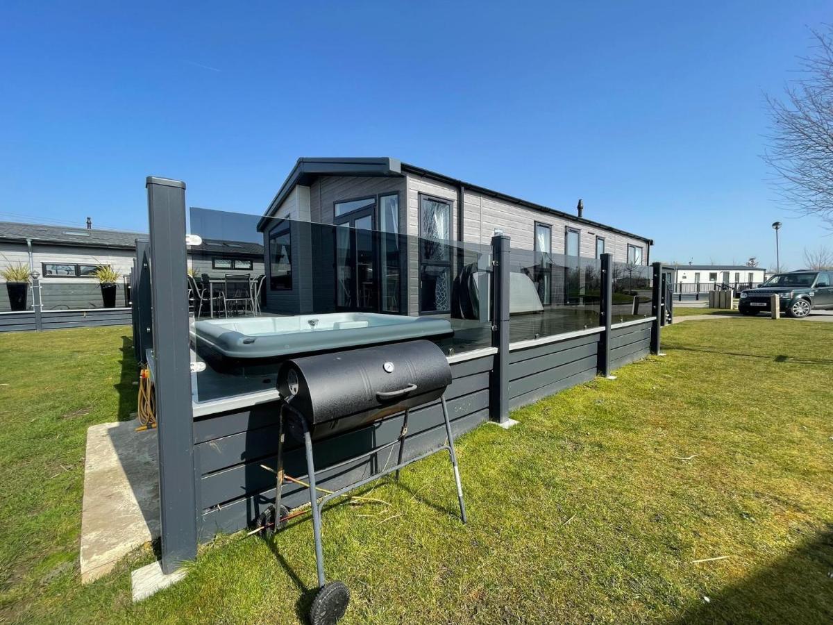 Indulgence Lakeside Lodge I3 With Hot Tub, Private Fishing Peg Situated At Tattershall Lakes Country Park Екстериор снимка