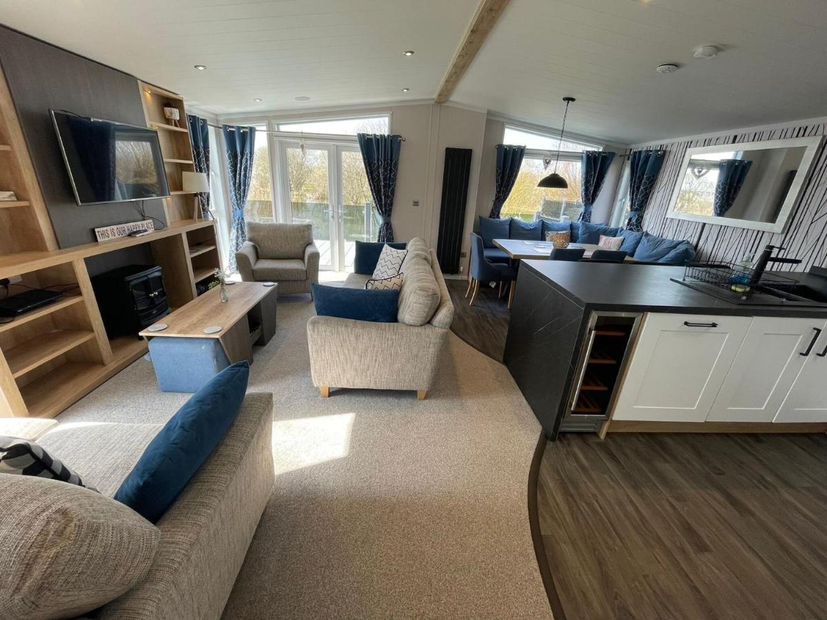 Indulgence Lakeside Lodge I3 With Hot Tub, Private Fishing Peg Situated At Tattershall Lakes Country Park Екстериор снимка