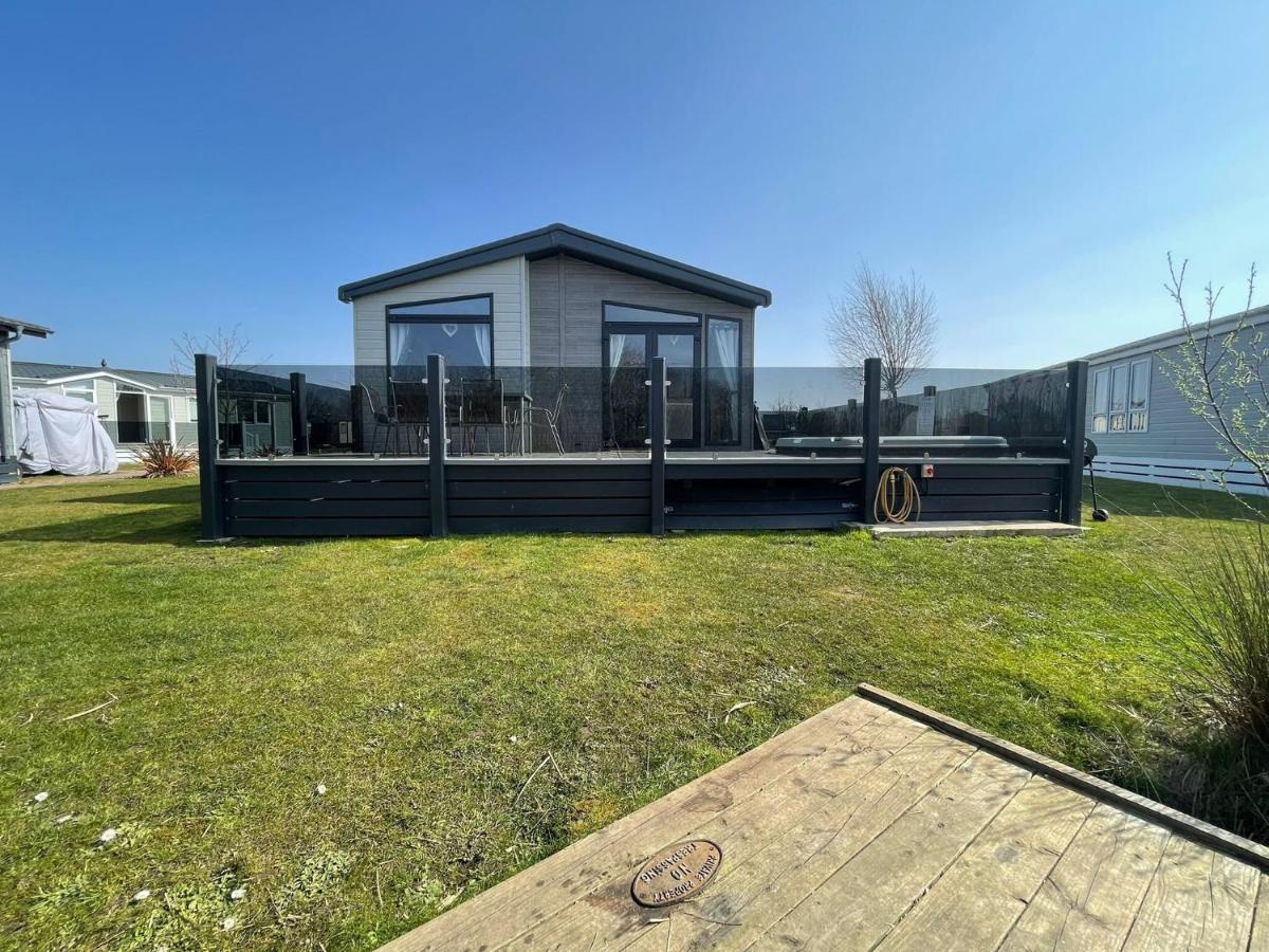 Indulgence Lakeside Lodge I3 With Hot Tub, Private Fishing Peg Situated At Tattershall Lakes Country Park Екстериор снимка