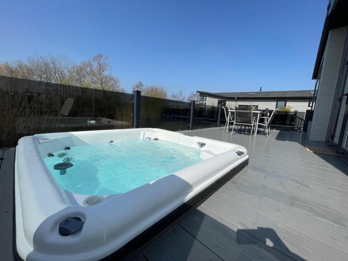 Indulgence Lakeside Lodge I3 With Hot Tub, Private Fishing Peg Situated At Tattershall Lakes Country Park Екстериор снимка