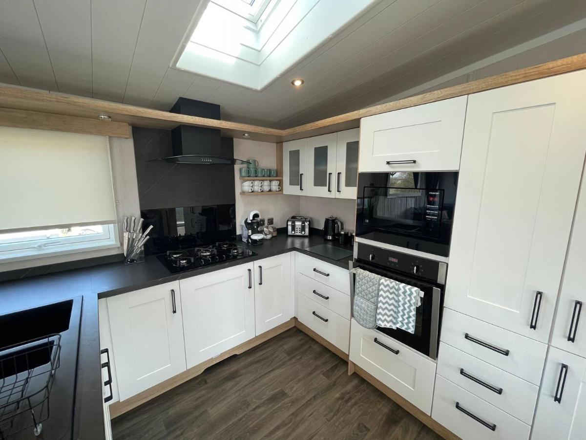 Indulgence Lakeside Lodge I3 With Hot Tub, Private Fishing Peg Situated At Tattershall Lakes Country Park Екстериор снимка