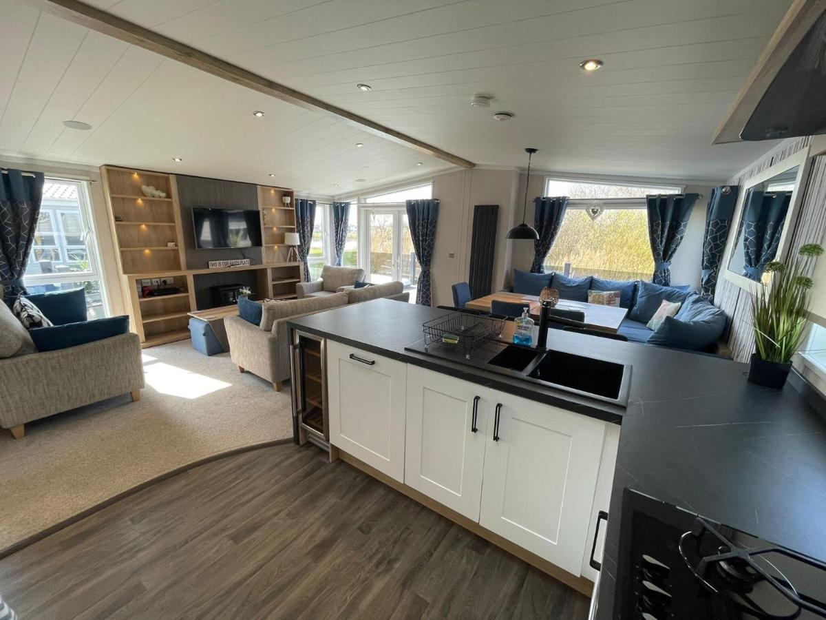 Indulgence Lakeside Lodge I3 With Hot Tub, Private Fishing Peg Situated At Tattershall Lakes Country Park Екстериор снимка