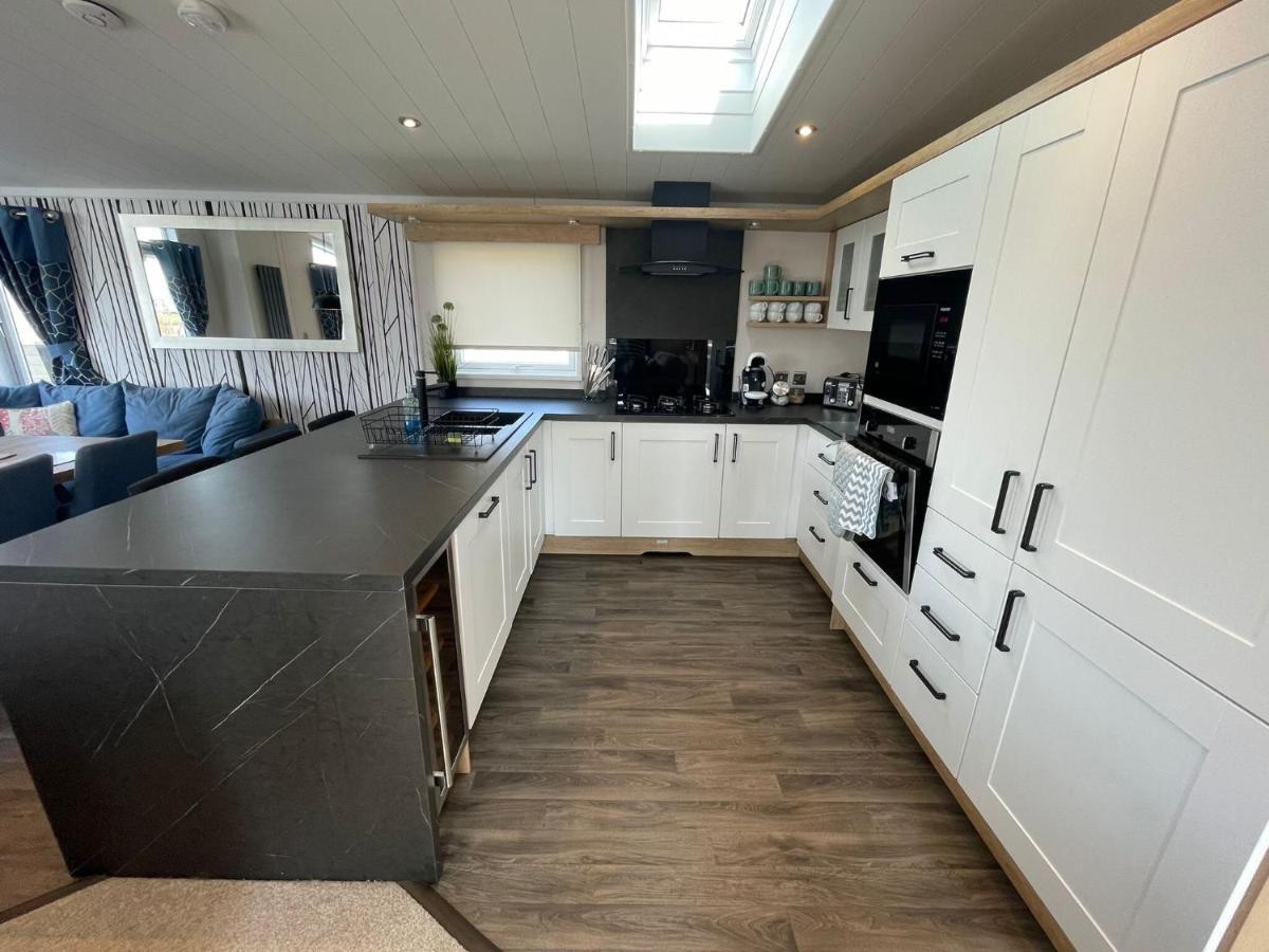 Indulgence Lakeside Lodge I3 With Hot Tub, Private Fishing Peg Situated At Tattershall Lakes Country Park Екстериор снимка