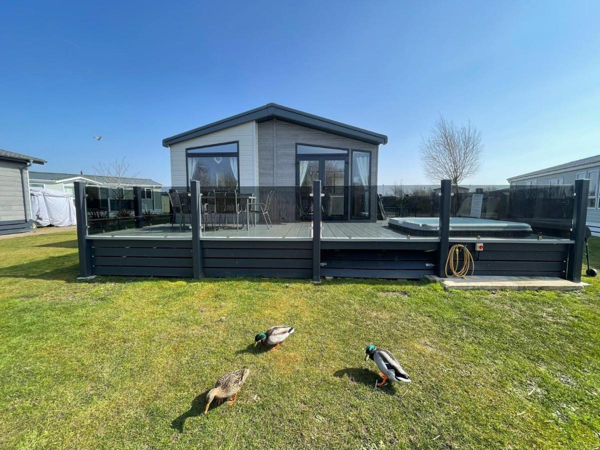 Indulgence Lakeside Lodge I3 With Hot Tub, Private Fishing Peg Situated At Tattershall Lakes Country Park Екстериор снимка