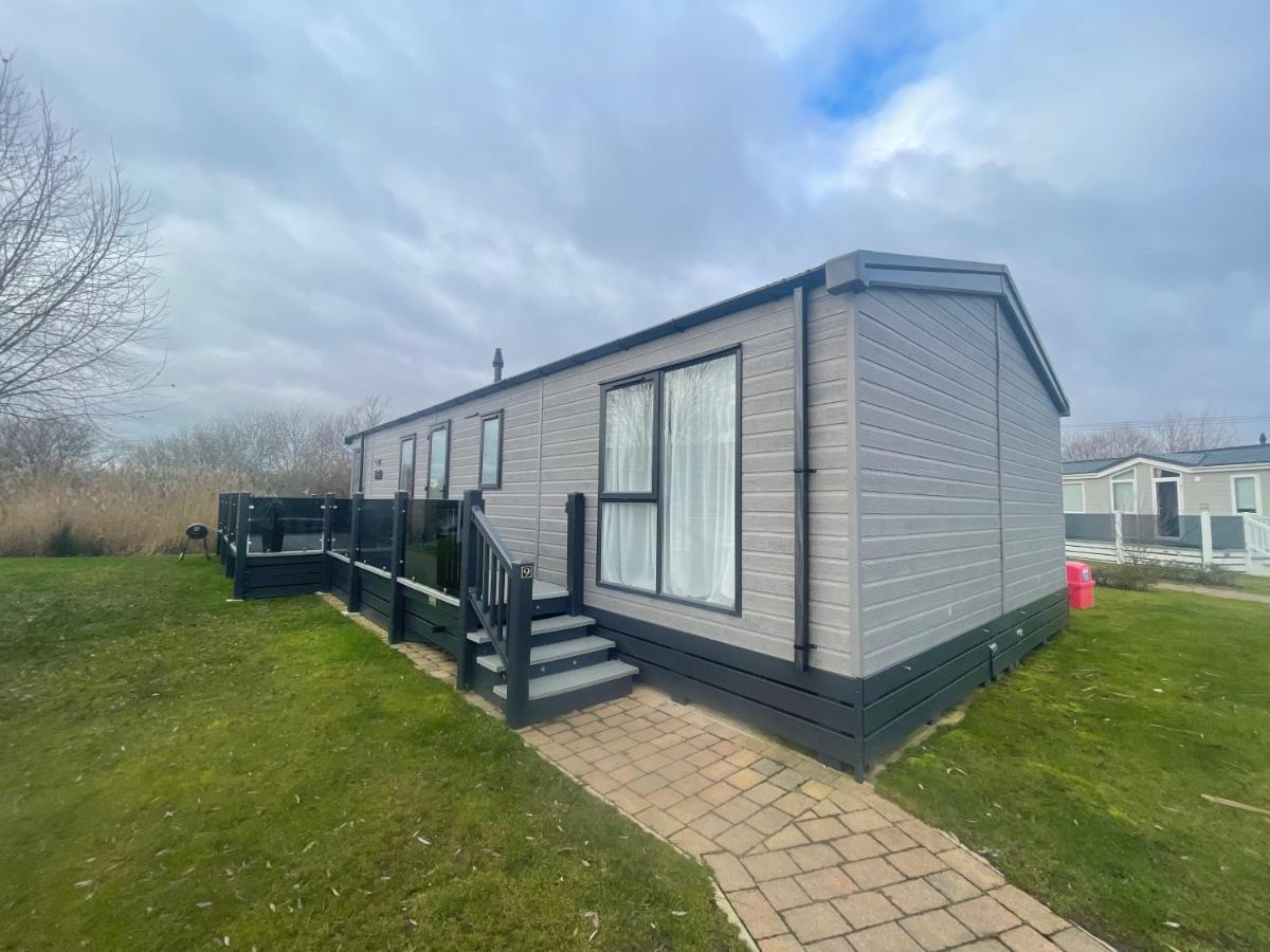 Indulgence Lakeside Lodge I3 With Hot Tub, Private Fishing Peg Situated At Tattershall Lakes Country Park Екстериор снимка