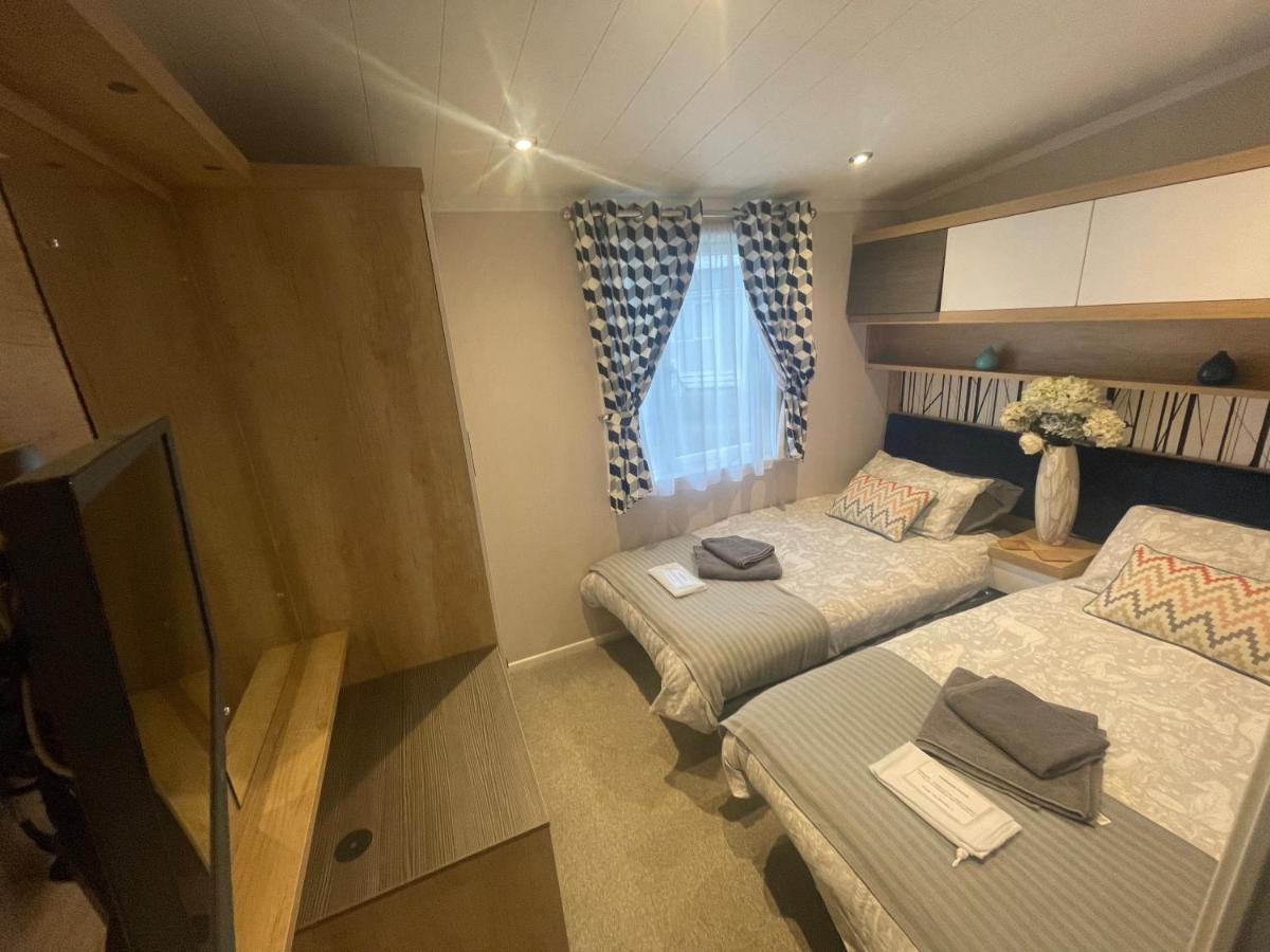 Indulgence Lakeside Lodge I3 With Hot Tub, Private Fishing Peg Situated At Tattershall Lakes Country Park Екстериор снимка
