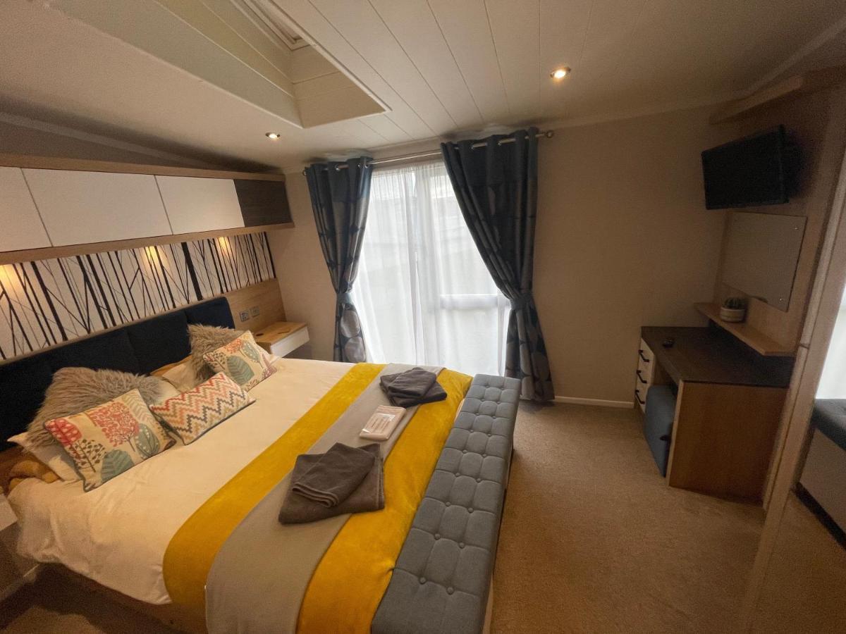 Indulgence Lakeside Lodge I3 With Hot Tub, Private Fishing Peg Situated At Tattershall Lakes Country Park Екстериор снимка