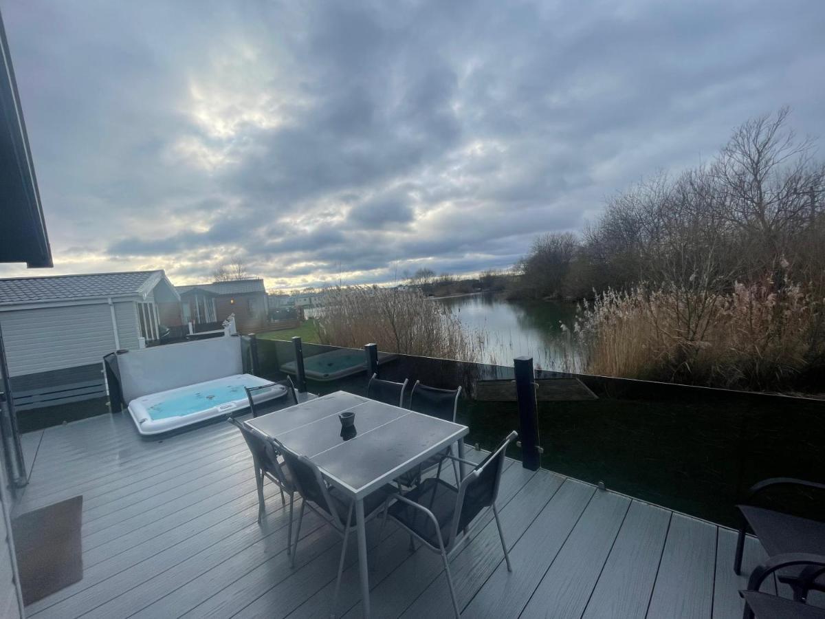 Indulgence Lakeside Lodge I3 With Hot Tub, Private Fishing Peg Situated At Tattershall Lakes Country Park Екстериор снимка